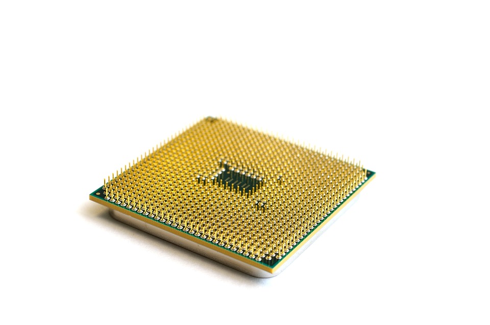 Intel übertrifft Erwartungen mit starken Quartalszahlen – Finanzexperte analysiert die Auswirkungen