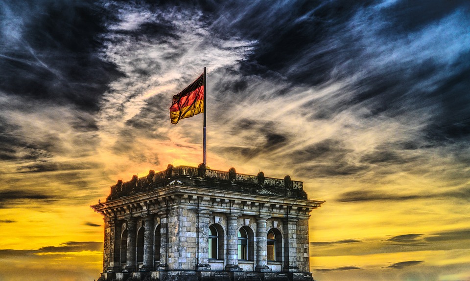 Dax-Kursrutsch und Gewinnmitnahmen belasten den deutschen Leitindex laut Finanzexperte.