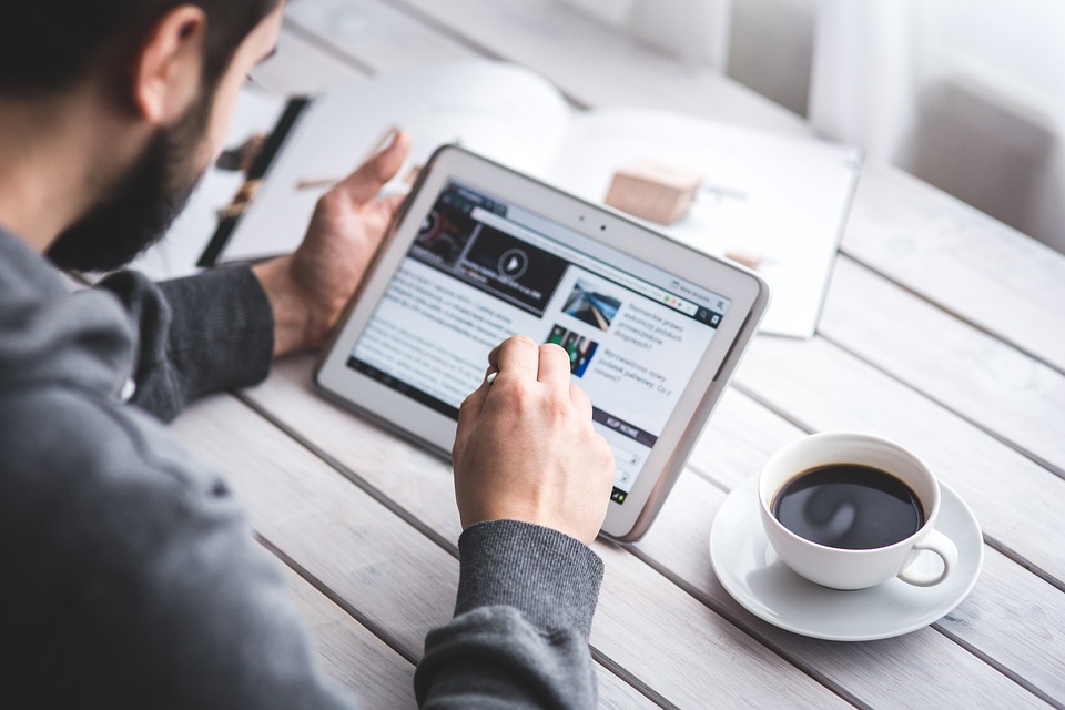 Digitale Abschlüsse immer beliebter: Über 60% der Schweizer wählen Online-Versicherungen – neue Studie