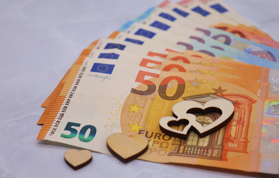 Kfz-Versicherung 2024: Preisanstieg in historischem Ausmaß – Finanzexperte gibt Spar-Tipp