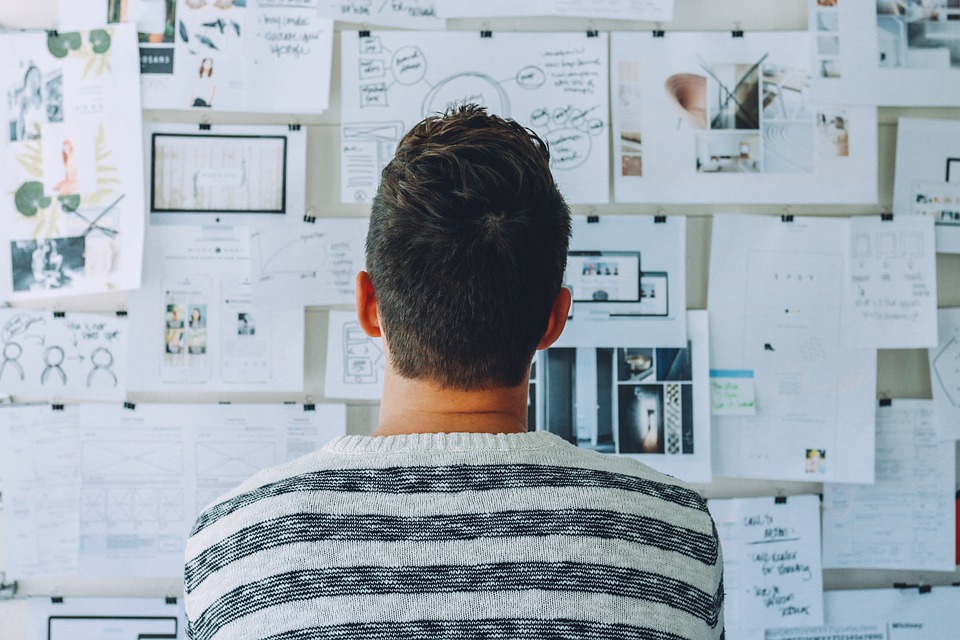 Finanzexperte resümiert: Herausforderungen für Unternehmen schwer abschätzbar, aber Lichtblick bei Inlandsinvestitionen.