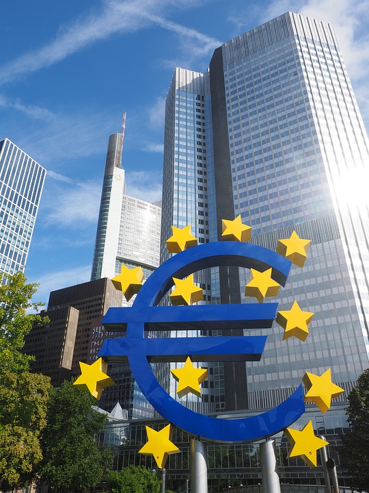 EZB lässt Zinsen nach zehn Erhöhungen vorerst unverändert – Experten befürchten Konjunkturschwäche