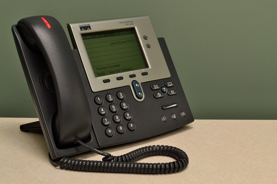 Cisco senkt Umsatzprognose: IT-Ausgaben auf dem Prüfstand – Finanzexperte analysiert