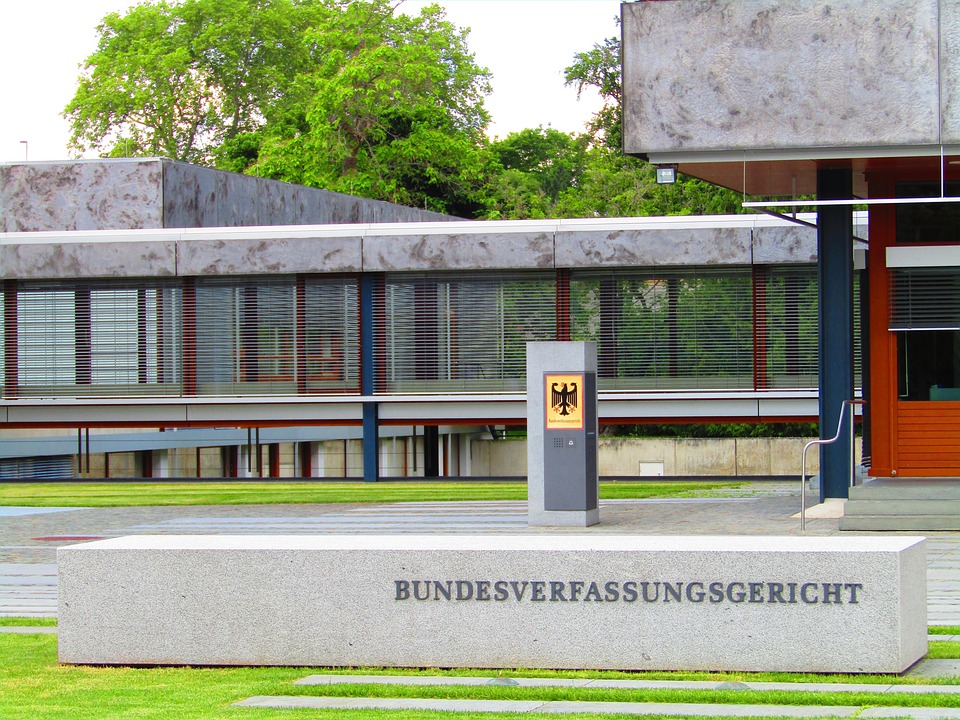 Bundesverfassungsgericht stärkt die Rechte bedürftiger Pflegeheimbewohner – Finanzexperte analysiert die Auswirkungen der Entscheidung