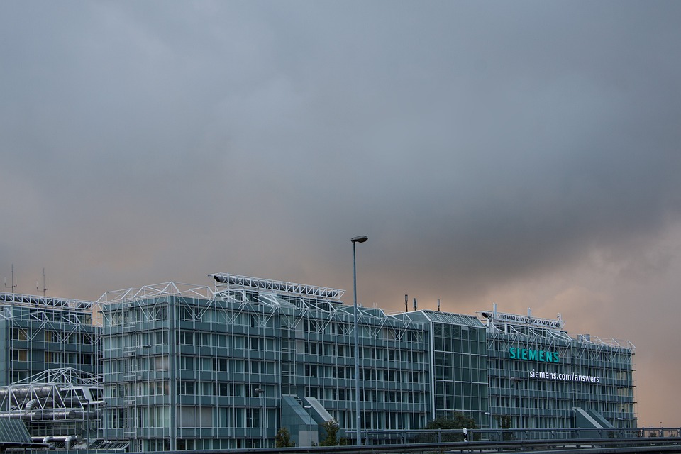Siemens Energy: Staatliche Garantien teurer als erwartet – Finanzexperte analysiert Gebühren und Auswirkungen.