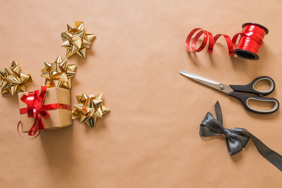 Geschenkpapier richtig entsorgen: Tipps von Finanzexperte der Verbraucherzentrale NRW