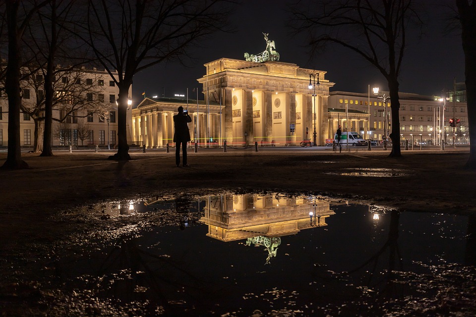Brandenburg reagiert auf Haushaltsurteil: Finanzexperte analysiert die Auswirkungen für 2024-Finanzen.