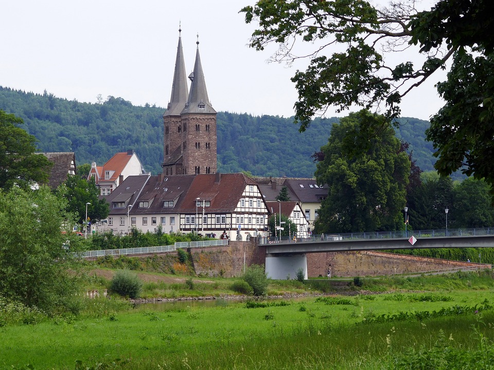 Höxter Stadtwerke erhöhen Strom- und Gaspreise – Auswirkungen und Hintergründe erklärt von einem Finanzexperten.