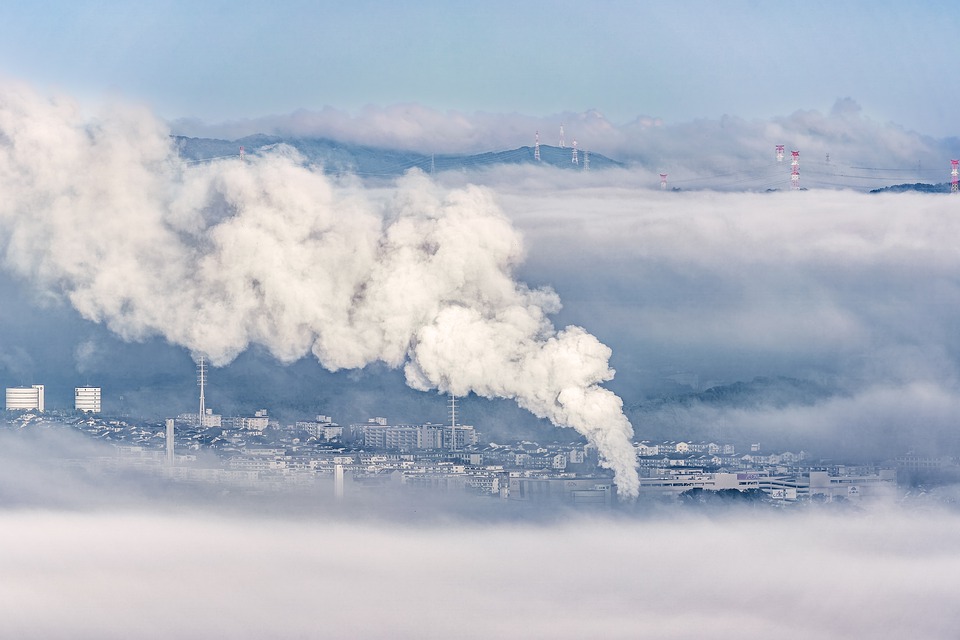 Klimawandel bedroht bezahlbare Gebäudeversicherungen: Finanzexperte warnt vor steigenden Prämien und unversicherbaren Risiken.