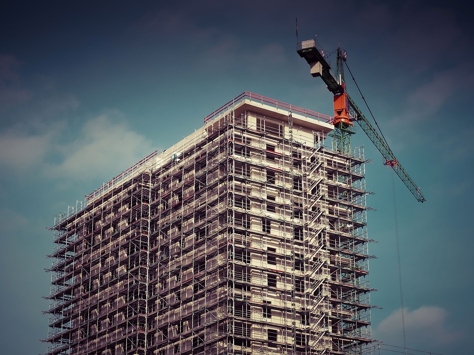 Finanzexperte analysiert neuen Wohnungsbau in Ibscvsh: Innovative Projekte und hohe Nachfrage
