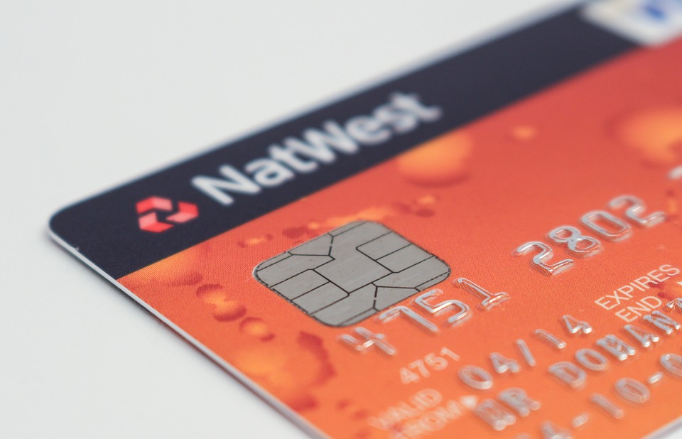 Debit oder Kreditkarte? Unterschiede, Anbieter & Tipps für Verbraucher 2022