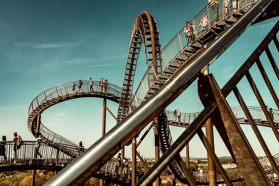 Finanzexperte analysiert: Die Immobilienkrise in Duisburg verlangsamt 6-Seen-Wedau Bauprojekt – Optimismus bleibt. Investorenverträge stehen im Fokus.
