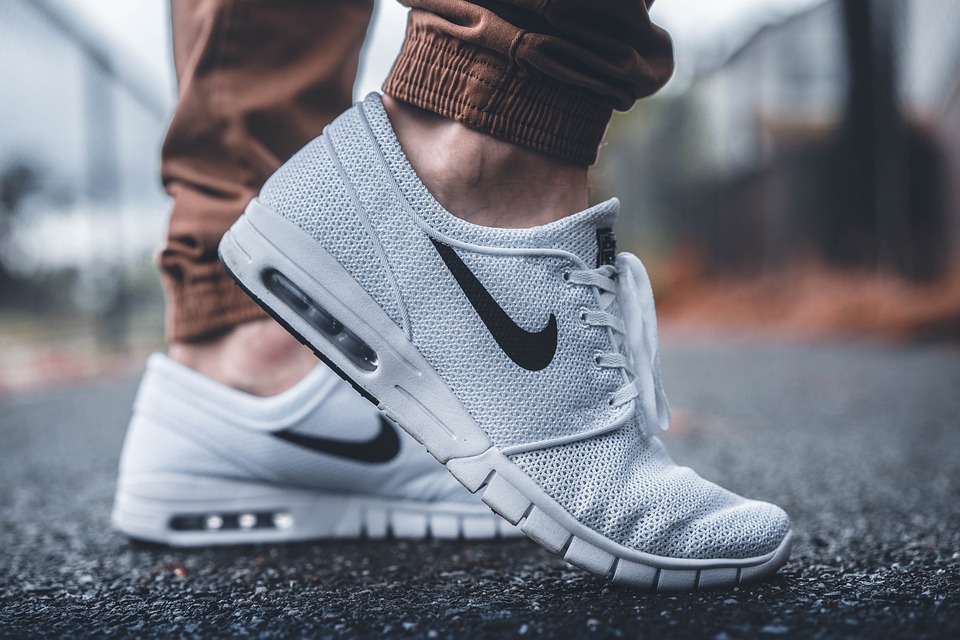 Nike plant Einsparungen in Milliardenhöhe – Folgen für den Finanzmarkt und Konkurrenten
