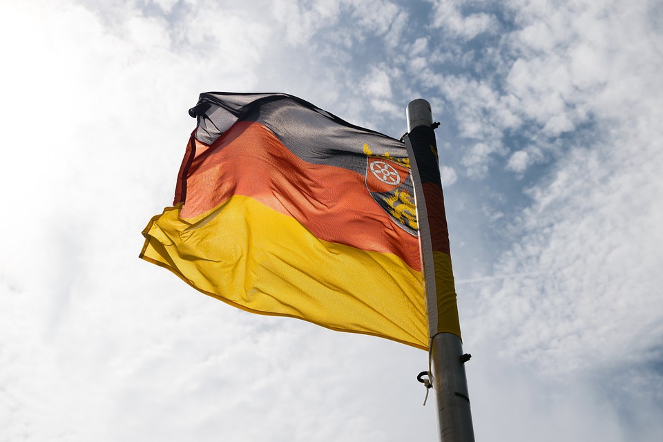 Fachkräftemangel in Deutschland: Wertschöpfungseinbußen von 90 Mrd. EUR pro Jahr und 1,8 Mio. unbesetzte Stellen – DIHK Bericht.