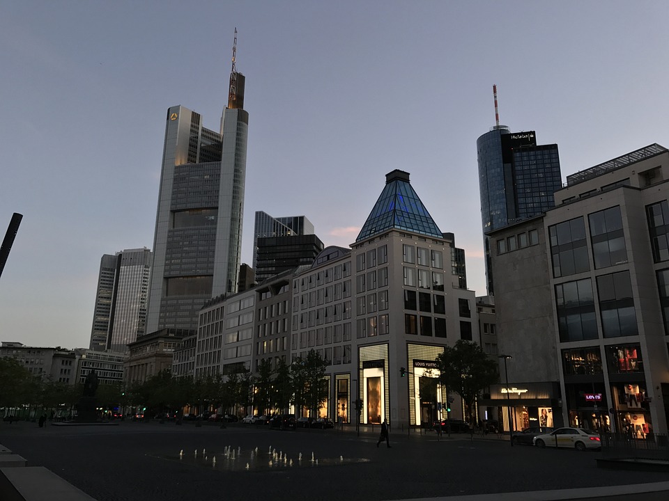 Commerzbank wirbt massiv um neue Mitarbeiter – Finanzexperte analysiert die strategische Neuausrichtung
