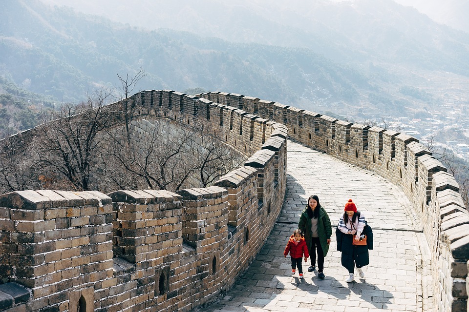 Chinas Wirtschaftsdaten enttäuschen Ökonomen – Was bedeutet das für Anleger? Finanzexperte analysiert.