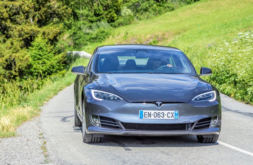 Reparaturkosten bei Teslas mit neuer Fertigungstechnik: Ein Finanzexperte beleuchtet die Auswirkungen auf Versicherungskosten.