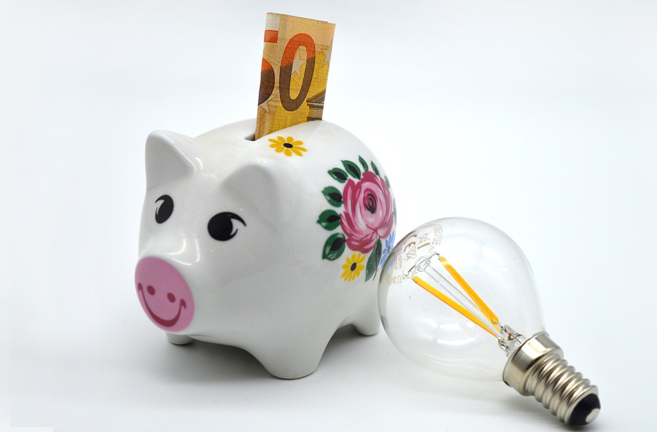Finanzexperte analysiert: Sinkende Inflationsrate dämpft die Kosten – außer bei Lebensmitteln.