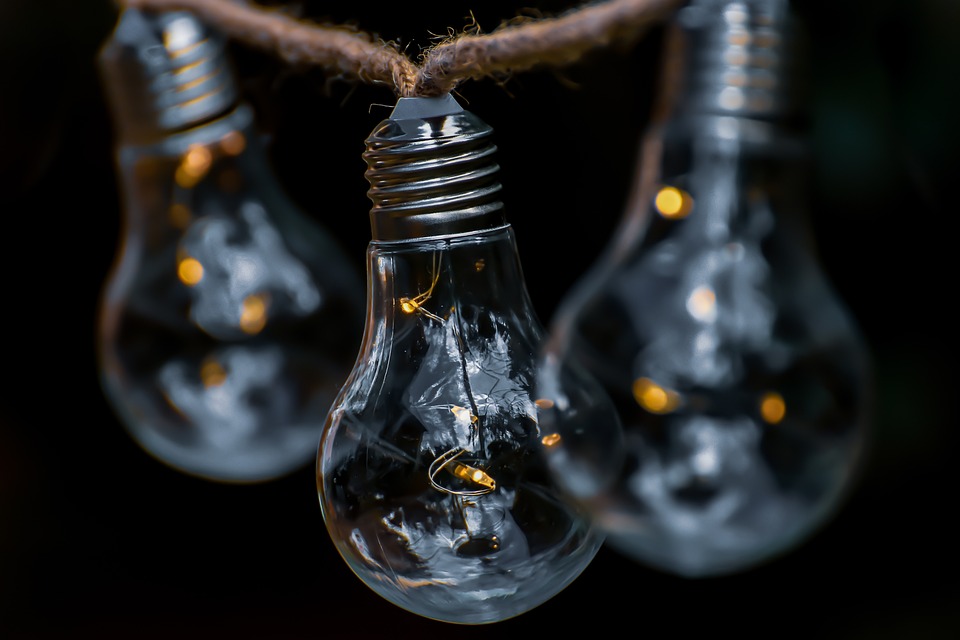 Strom- und Gaspreisbremsen fallen weg – Was bedeutet das für Verbraucher und Energiekosten? Finanzexperte klärt auf.