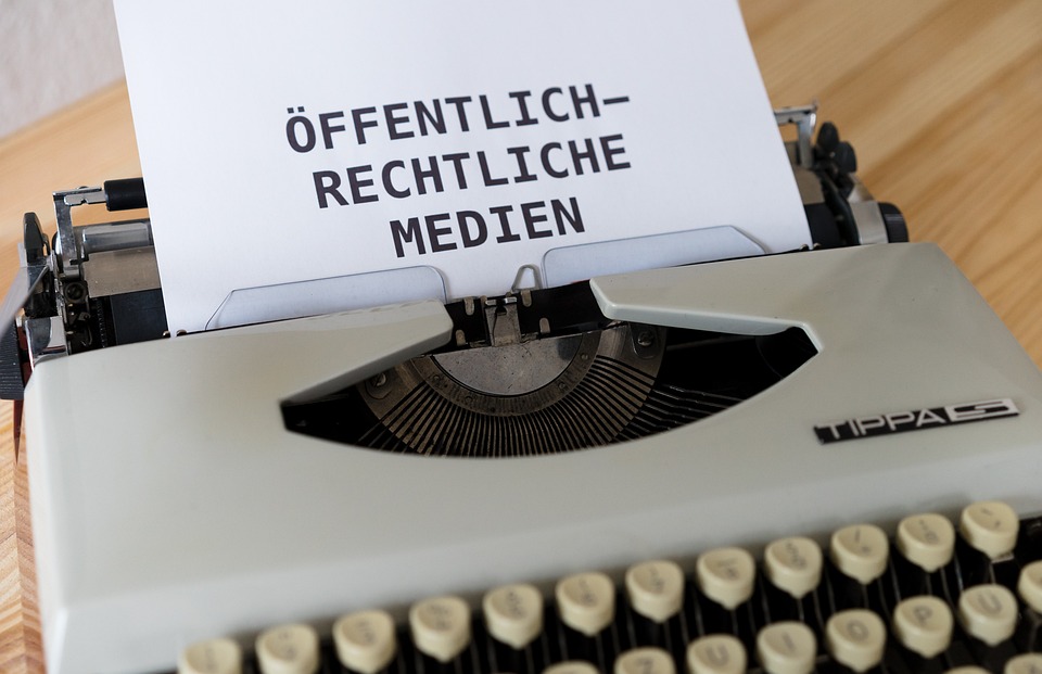 Rundfunkbeitrag 2025: Experten warnen vor finanziellen Belastungen für Bürger