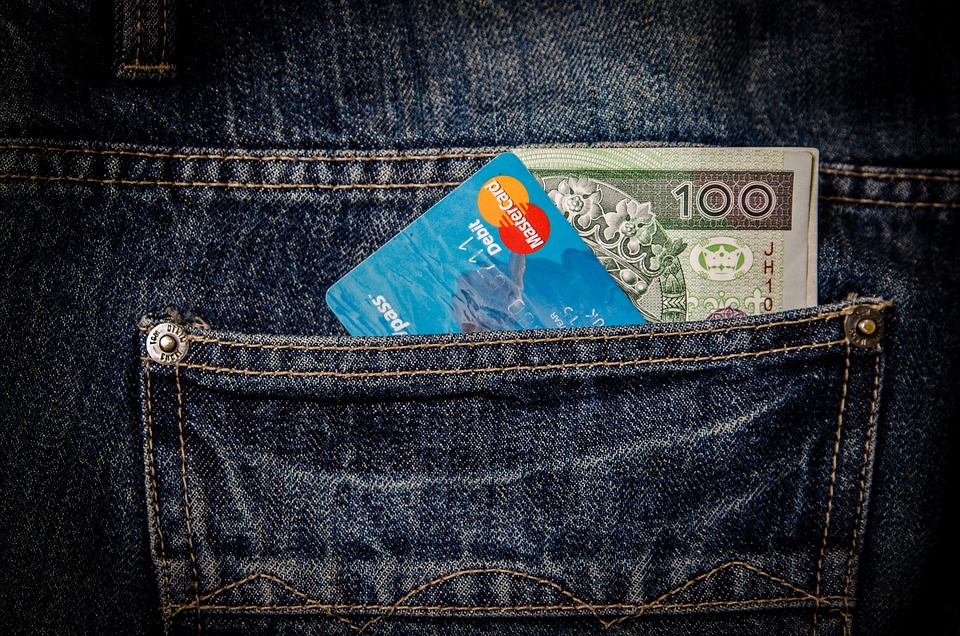 Kreditkarten im Urlaub: Tipps für die richtige Wahl – Versicherung, Kosten und Akzeptanz, wichtige Faktoren für Finanzexperten.