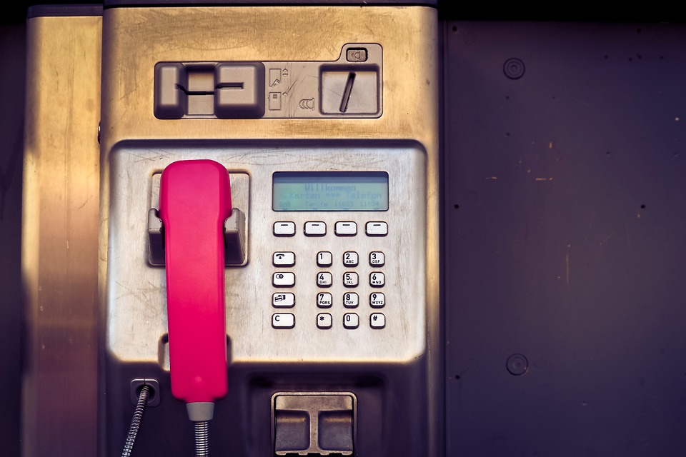 Telekom- und DHL-Aktien verlieren aufgrund geplanter Verkäufe – Finanzexperte gibt Einschätzung