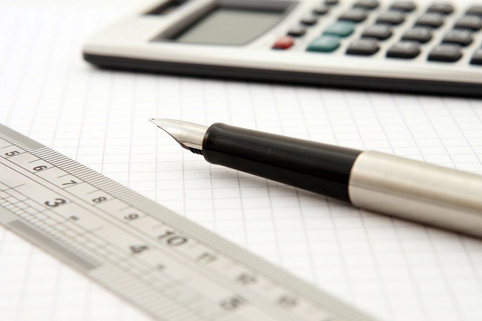 Finanzexperten analysieren die Auswirkungen von Mogelpackungen auf Verbraucher und die Wirtschaft
