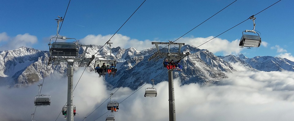 Wintersportler aufgepasst: Warum der Versicherungsschutz vor dem Skiurlaub geprüft werden sollte – Tipps vom Finanzexperten