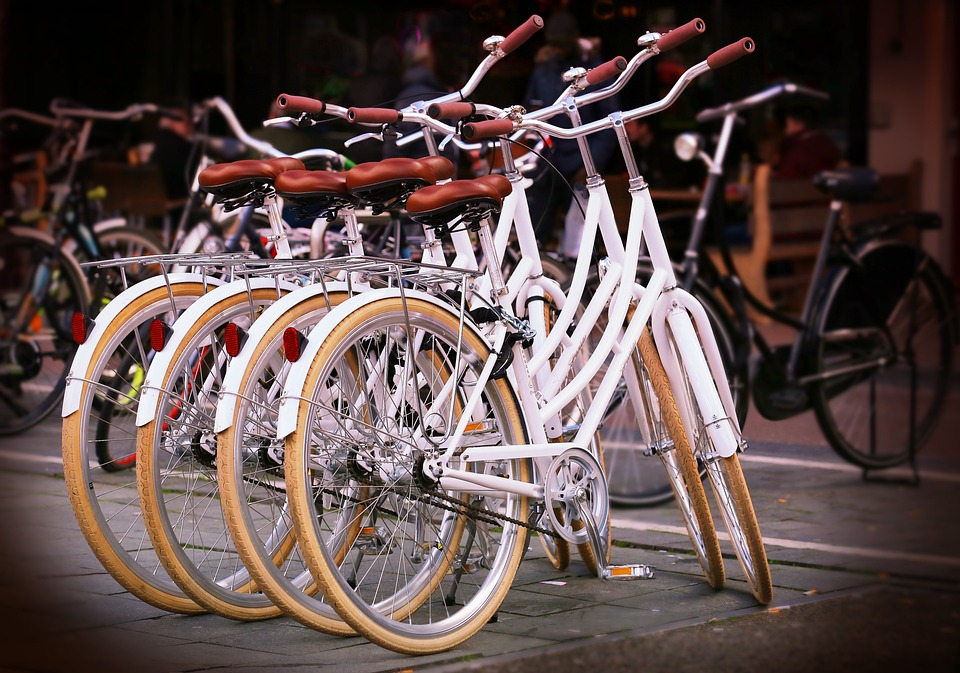 Fahrradversicherung für Fahrräder und E-Bikes: Experten warnen vor Vandalismus und empfehlen präventive Maßnahmen.