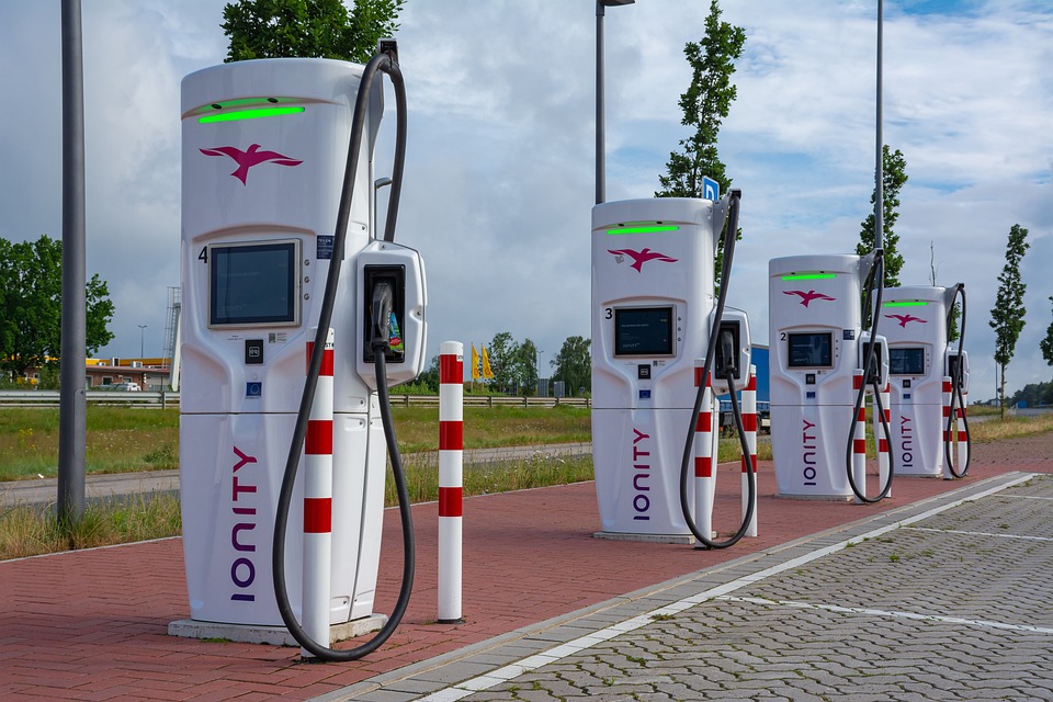 Kfz-Versicherungen für Elektroautos vor Preisanstieg: Experte Tobias Stahl warnt vor teureren Tarifen im kommenden Jahr.