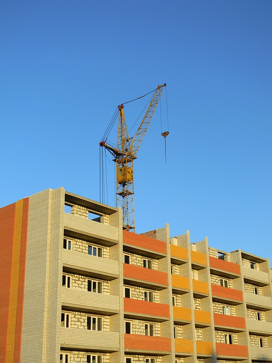 Wohnungsbau vor düsteren Zeiten: Immobilienpreise sinken, Mieten steigen – Perspektiven für 2024 absehbar.