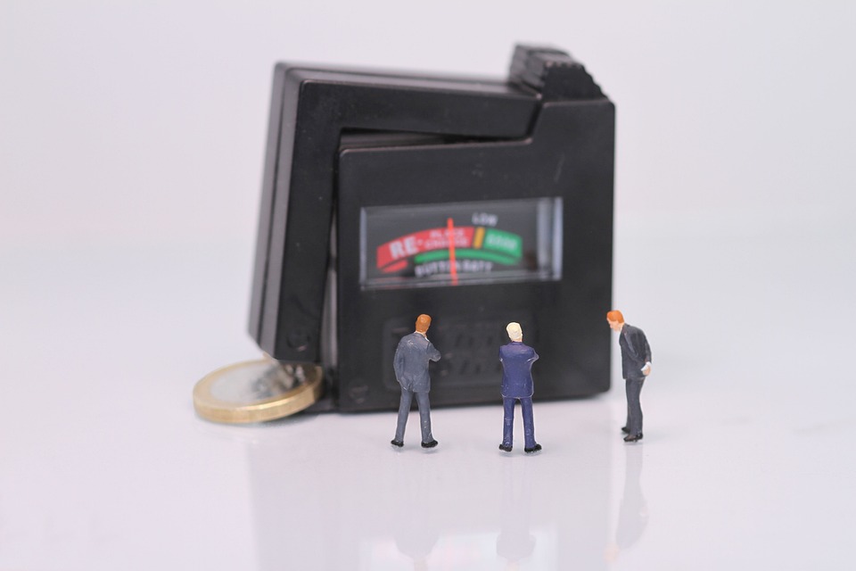 DAX unter Verkaufsdruck: Sinkende Zinsen und Konjunkturwind belasten Aktienmärkte – Finanzexperte Lipkow gibt Marktausblick