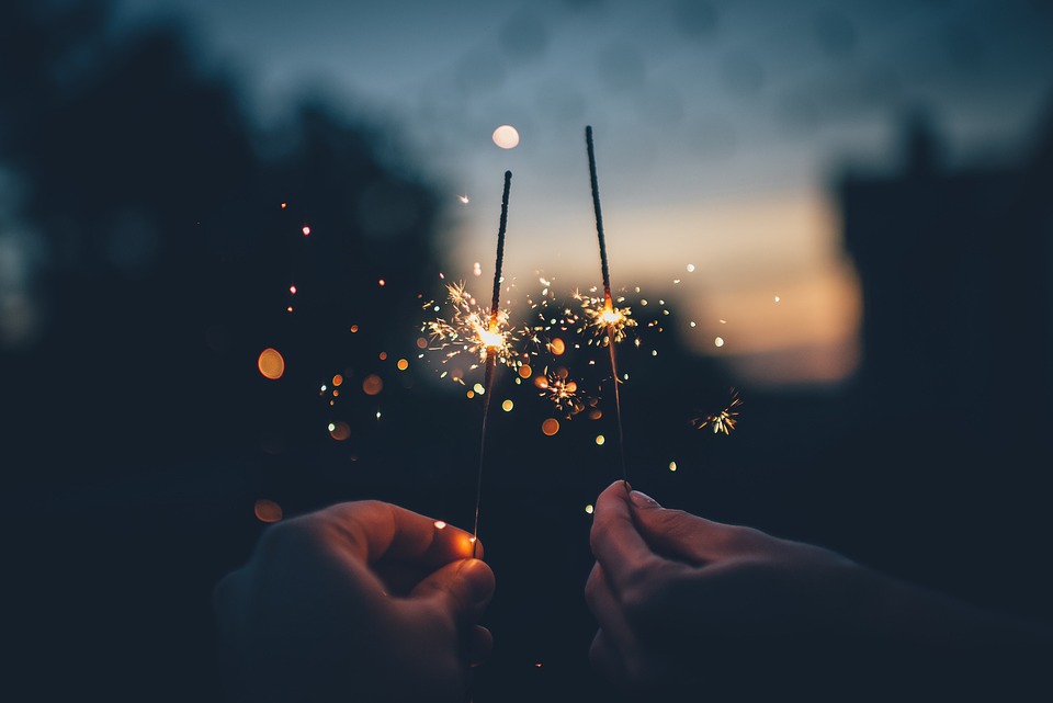 Feuerwerk an Silvester: Wo ist das Böllern verboten und welche Versicherung hilft im Schadenfall? Finanzexperte klärt auf.