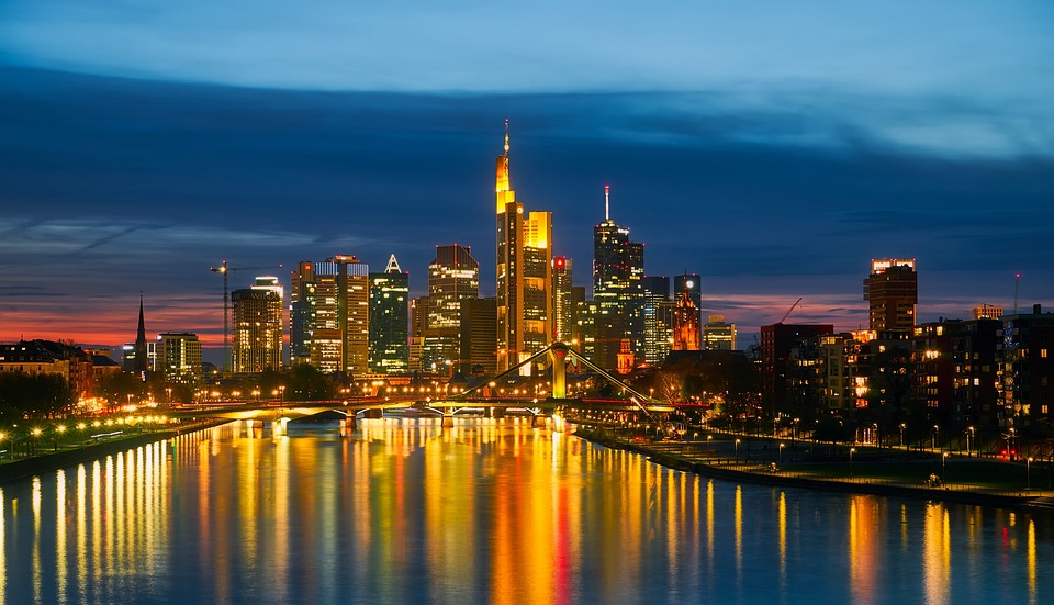 Büroimmobilienmarkt in Frankfurt bricht ein: Investitionen fallen auf Zwölfjahrestief. Experten sehen hohe Zinsen und Homeoffice als Gründe.