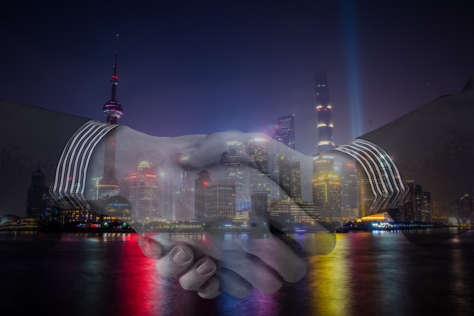 Neobroker Trade Republic im Visier: Verbraucherschützer prüfen rechtliche Schritte. SEO-optimierter Titel:  Kritik an Neobroker: Endet die Geld-zurück-Aktion von Trade Republic vor Gericht?