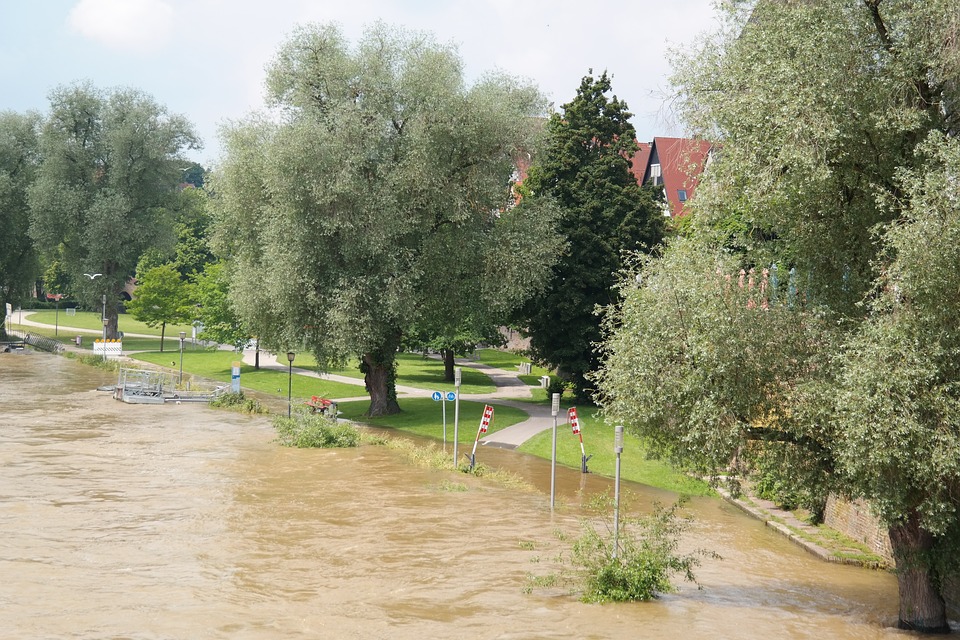 Hochwasserschäden: Welche Versicherung zahlt und wie können Betroffene vorsorgen? Tipps von Finanzexperten.