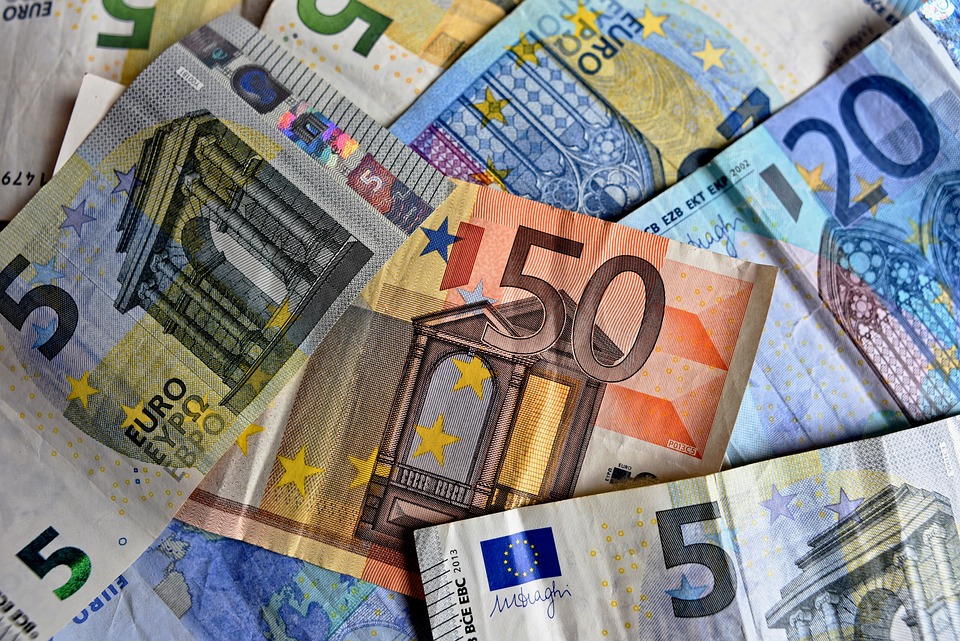 Monatlich 11 Euro Dividende: So investieren Sie 2.500 Euro clever in Aktien von Realty Income (WKN: 899744)!