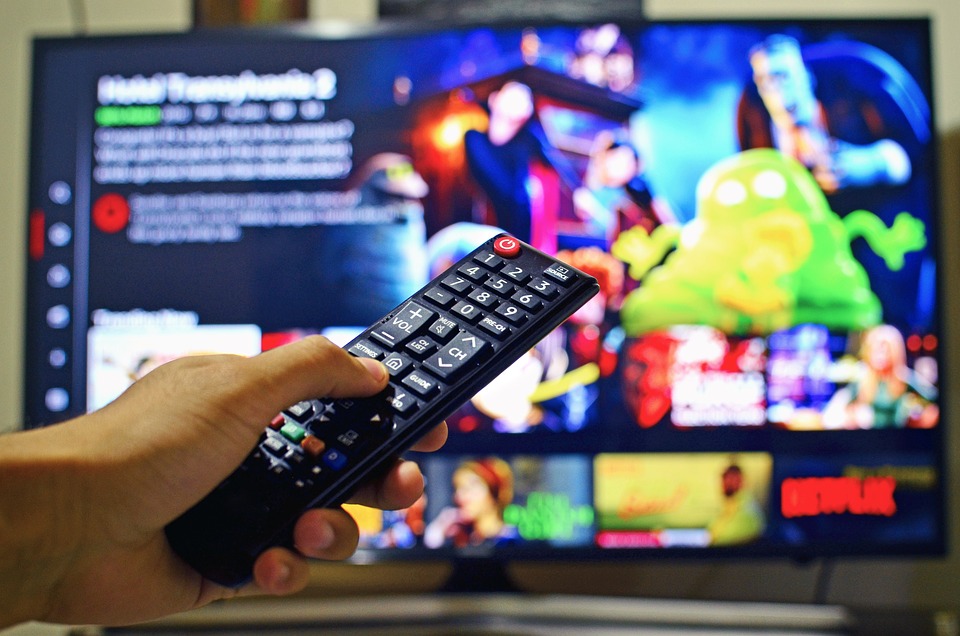 Netflix abgemahnt, WhatsApp-Störung und Tesla-Erfolg – Finanzexperte analysiert die neuesten Branchennachrichten
