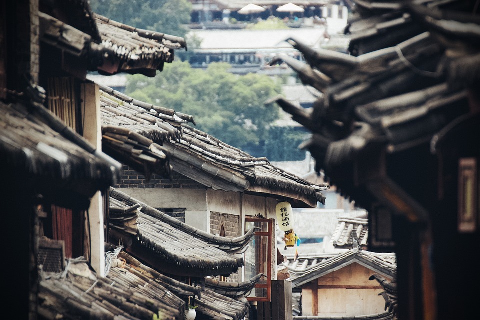 Chinas Industrieindex sinkt stärker als erwartet – Finanzexperte analysiert die Auswirkungen.