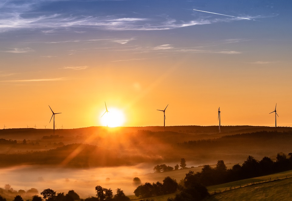 Zubau von erneuerbaren Energien 2023: Solar und Wind führen, Biomasse verdoppelt sich