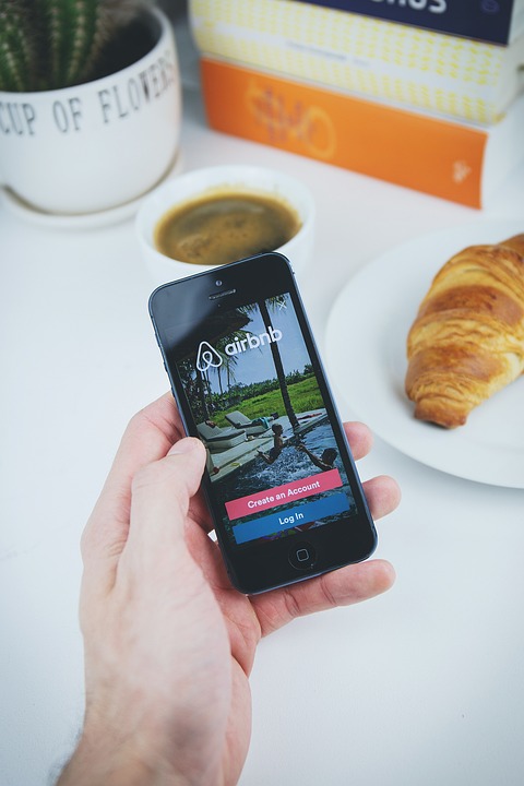 Airbnb Finanzkonferenz: Experten erwarten Gewinn- und Umsatzsteigerung