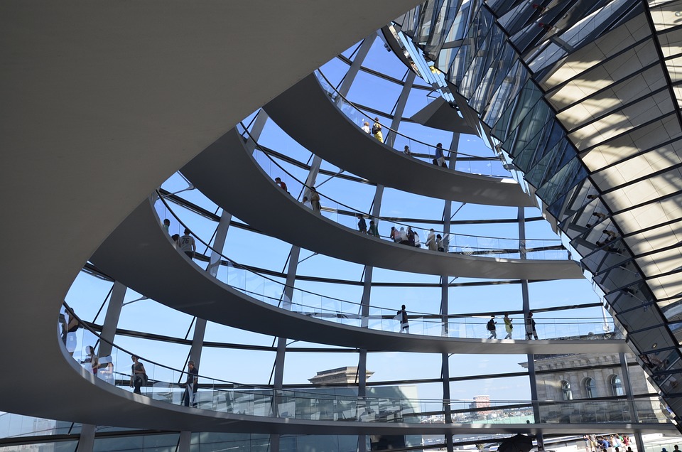 Berliner Wirtschaftspolitik: CDU und SPD im Ringen um Mindestlohn, Stadtwerke und Messe – Einblicke von Top-Finanzexperten.
