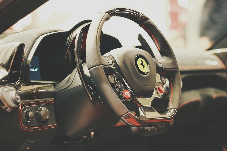 Ferrari verzeichnet erstmalig über 1 Milliarde Euro Nettogewinn – Rekordwachstum und eindrucksvolle Zukunftsprognosen. CEO Benedetto Vigna äußert zuversichtliche Aussicht für 2024 und darüber hinaus.