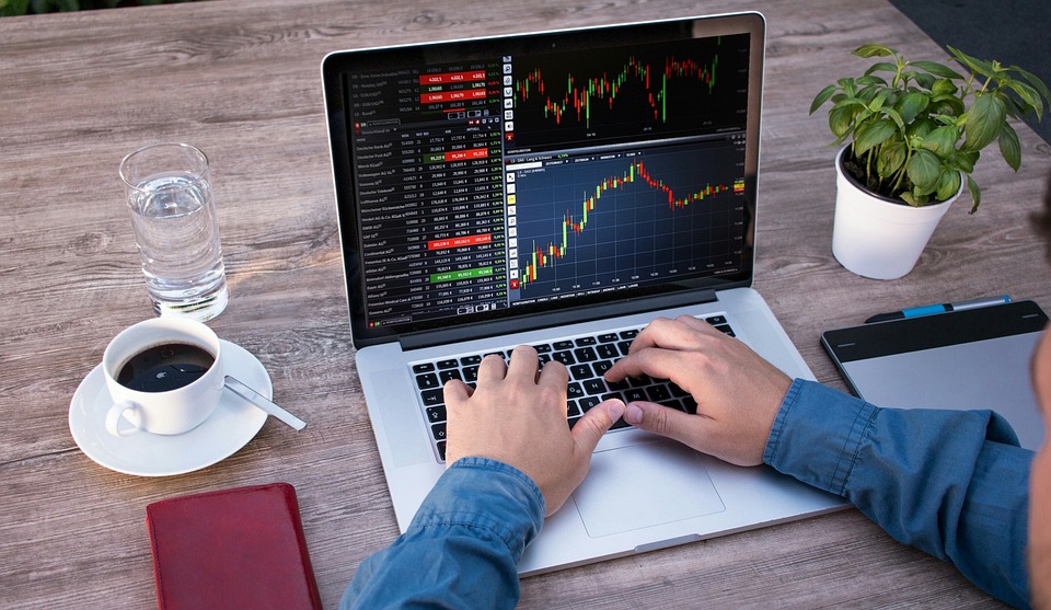Analyse: Deutsche Aktienmärkte stabil nach bewegter Woche – Analyse von Finanzexperten zur aktuellen Entwicklung von Dax, MDax und EuroStoxx 50.