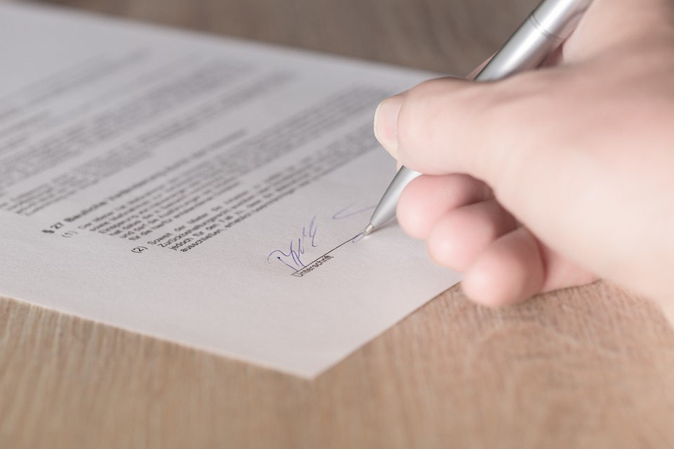 Warum Riester und Rürup Verträge fast nie die versprochenen Renditen erzielen und welche Kostenfallen drohen laut Finanzexperten.