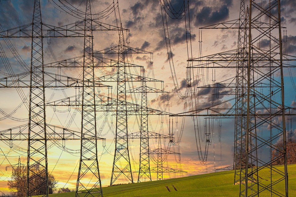 Strom- und Gastarife überprüfen: Großes Einsparpotenzial durch Anbieterwechsel, erklärt Finanzexperte.