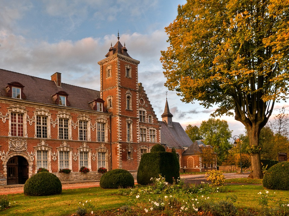 Finanzexperte analysiert Teilverkauf des ehemaligen Bauhof-Sitzes in Anklam für mögliche Investitionschancen