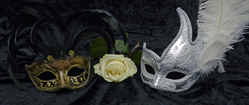 Fasching feiern ohne Sorgen: Finanzexperte erklärt wichtige Versicherungen für die närrische Zeit