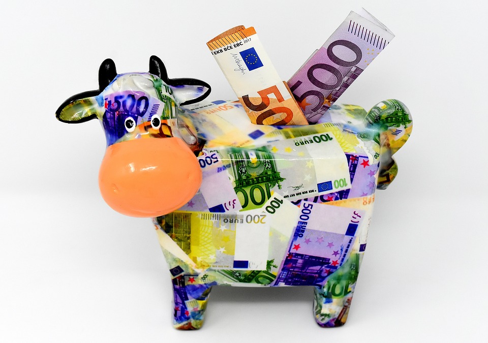 Finanzexperte erklärt: So sparen Verbraucher Geld bei Strom-, Internet- und Handyverträgen