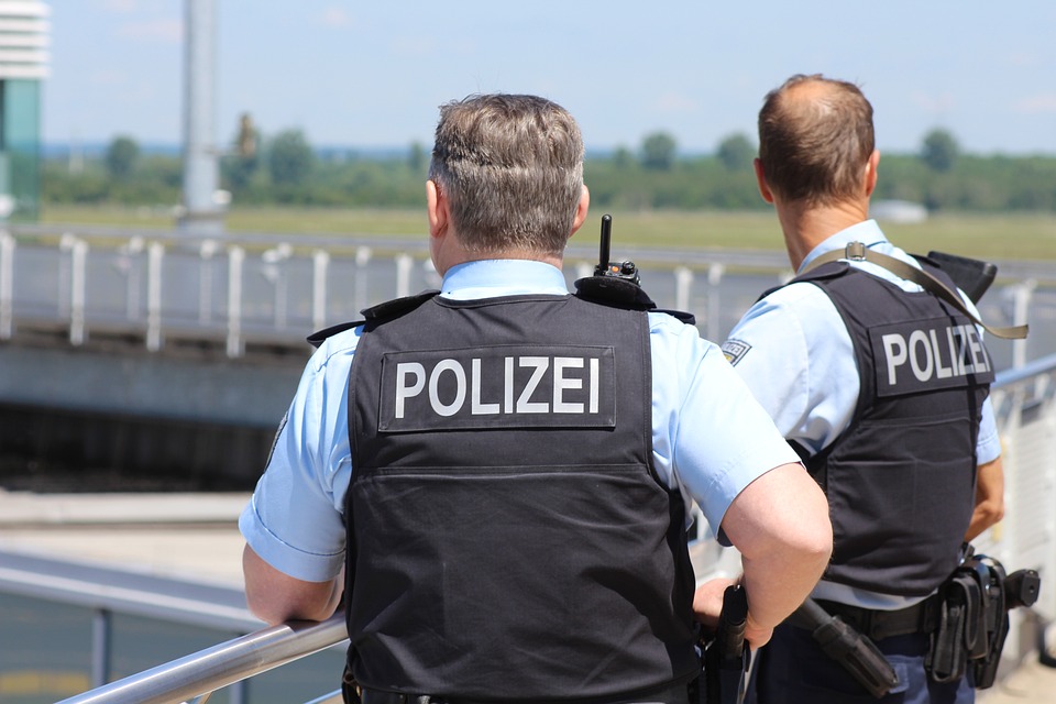 Bundespolizei stoppt überbesetztes Schleuserfahrzeug ohne Versicherung – Experte warnt vor lebensgefährlichen Straftaten